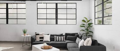 Smart TV, libros, oficina