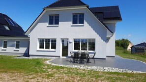 Exterior - New, exclusive vacation home close to the beach with sauna, 3 bedrooms, fireplace, garage, (Dranske-Lancken)