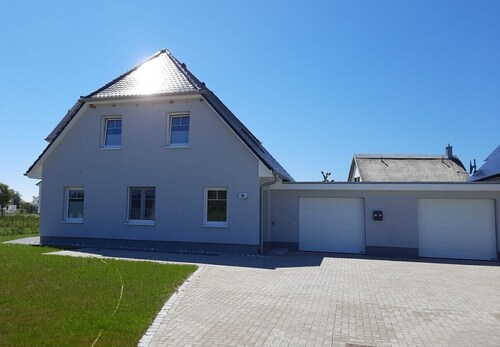 Neues, strandnahes, exkl. Ferienhaus mit Sauna, 3 Schlafzi.,Kamin, Garage,