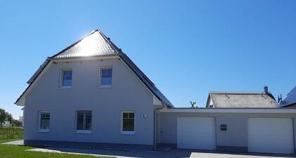 Neues, strandnahes, exkl. Ferienhaus mit Sauna, 3 Schlafzi.,Kamin, Garage,