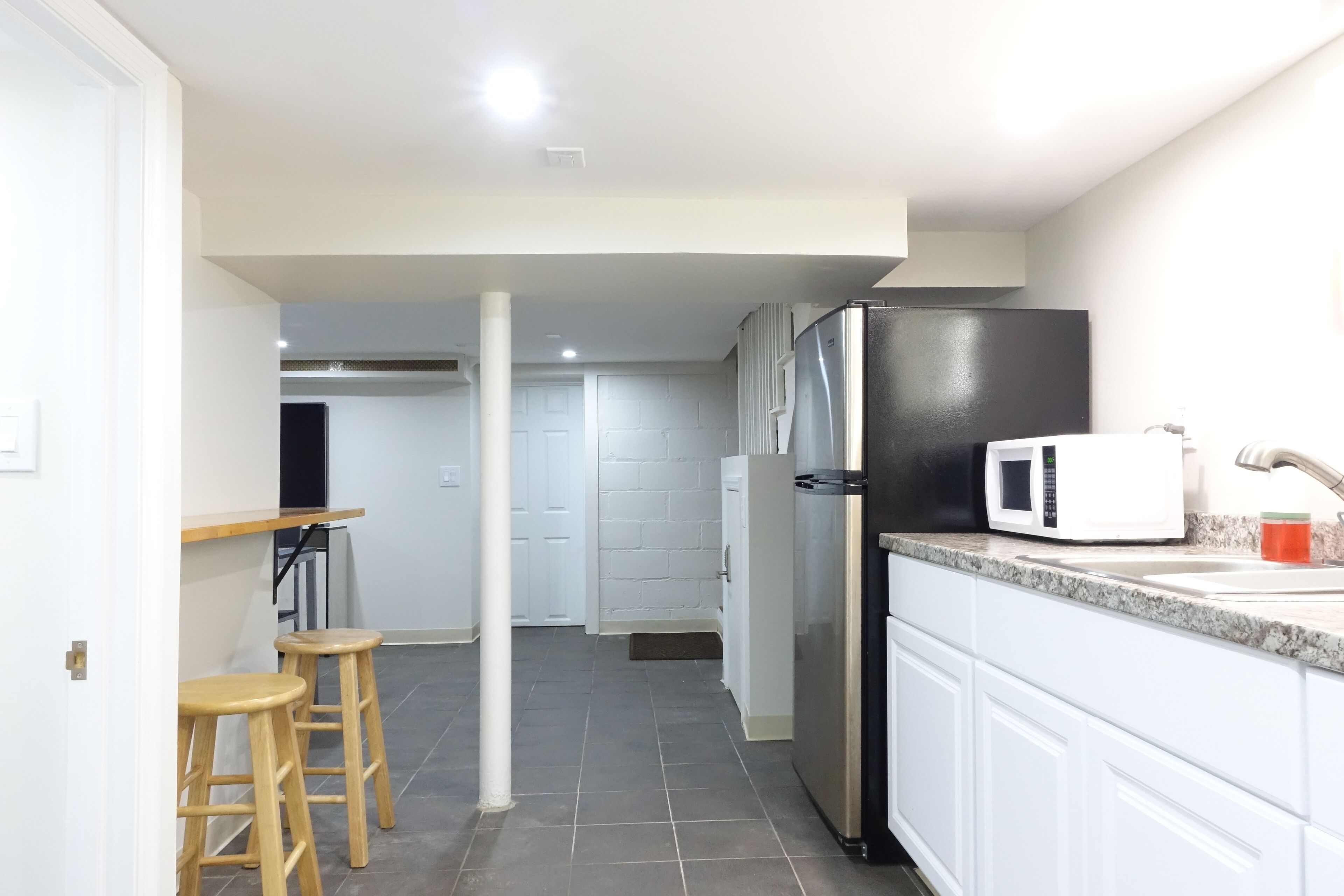 Frigorífico, microondas, placa de cocina y cafetera o tetera