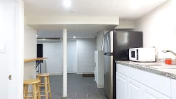 Frigorífico, microondas, placa de cocina y cafetera o tetera