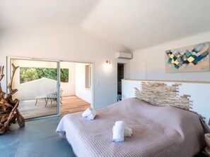 4 bedrooms, in-room safe, iron/ironing board, free WiFi - Villa of 200m2 with sea view, beach access on foot for 8 persons. refurbished. (Zonza)