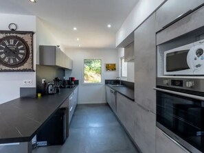 Fridge, microwave, oven, stovetop - Villa of 200m2 with sea view, beach access on foot for 8 persons. refurbished. (Zonza)