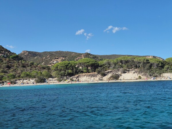 Beach nearby, sun loungers, beach towels