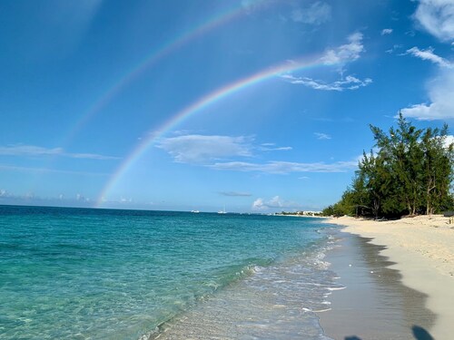 Grace Bay Beachwalk Retreat: King Suite with Pool View Balcony and free Parking