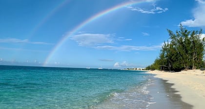 Grace Bay Beachwalk Retreat: King Suite with Pool View Balcony and free Parking