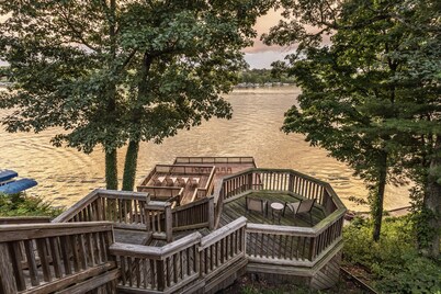 Lakeside Cottage w/ Spacious Multi-level Deck and Outdoor Living Space