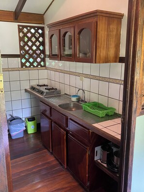 Réfrigérateur, micro-ondes, plaque de cuisson, cafetière/bouilloire