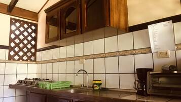 Refrigerador, microondas, parrilla de estufa y cafetera y tetera