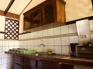 Refrigerador, microondas, parrilla de estufa y cafetera y tetera 