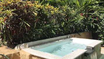 Tina de hidromasaje al aire libre