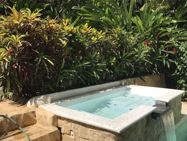 Tina de hidromasaje al aire libre