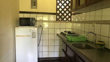 Refrigerador, microondas, parrilla de estufa y cafetera y tetera