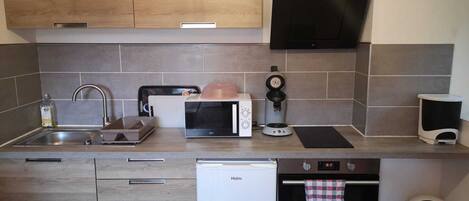 Een koelkast, een microgolfoven, een oven, een kookplaat