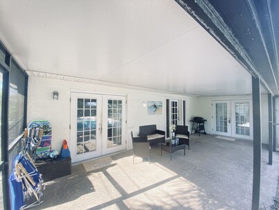 1Bedroom✔1Bathroom✔ Livingroom✔ Beach Get Away✔ Pool access✔ Quite