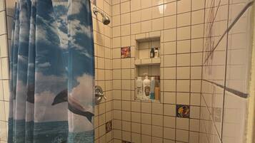 Douche, sèche-cheveux, serviettes fournies, savon