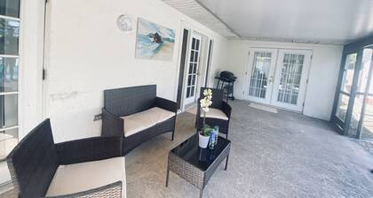1Bedroom✔1Bathroom✔ Livingroom✔ Beach Get Away✔ Pool access✔ Quiet