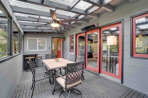 Outdoor dining - ★ Baywood Redwood Retreat-7Bd/ Luxury / Rejuvenate (Bayside)