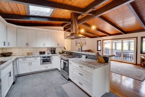 Fridge, microwave, oven, stovetop - ★ Baywood Redwood Retreat-7BD- Luxury / Rejuvenate.  (Bayside)