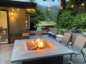 Outdoor dining - ★ Baywood Redwood Retreat-7Bd/ Luxury / Rejuvenate (Bayside)