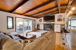 Smart TV, fireplace, books - ★ Baywood Redwood Retreat-7BD- Luxury / Rejuvenate.  (Bayside)