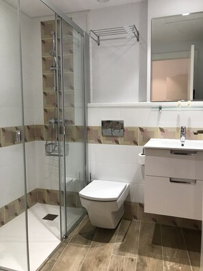 Dusche, Haartrockner, Handtücher