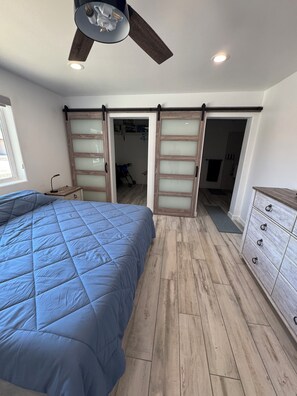 3 chambres, bureau, fer et planche à repasser, accès au Wi-Fi (inclus)