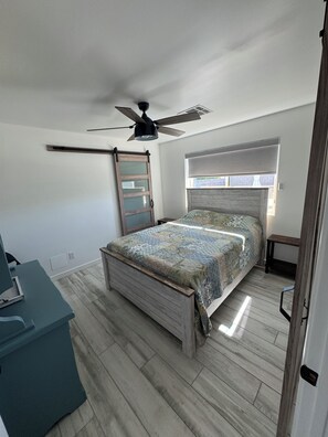 3 habitaciones, escritorio, tabla de planchar con plancha y wifi gratis