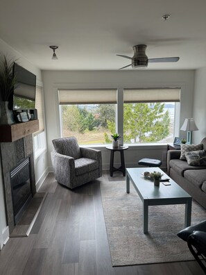 Smart TV, fireplace - The Beach Retreat-2 bedroom, 2 Bathroom. TOP FLOOR condo "A" and "B" together. (Nanoose Bay)