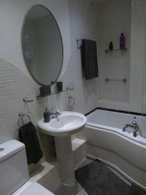 Combined shower/bathtub, hair dryer, towels, soap - Lovely Two Bedroom Flat in the VERY CENTRE of Newcastle (Newcastle upon Tyne)