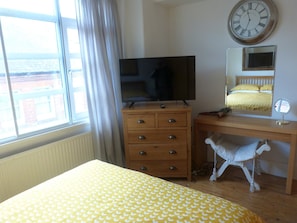 2 chambres, coffre-fort, fer et planche à repasser, lit de bébé portatif
