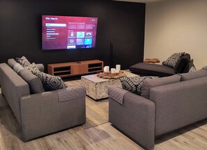 Smart TV, lettore DVD, libri, biblioteca musicale