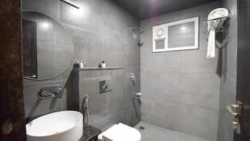 Shower, rainfall showerhead, free toiletries, soap