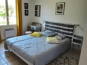 2 عدّة غرف نوم ومكواة/لوح كي وواي فاي وملاءات أسرّة