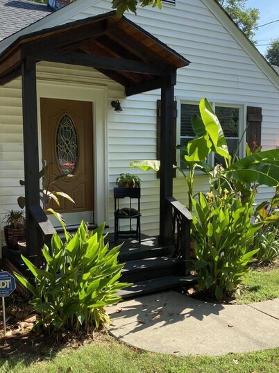 Downtown Greer House Walkable to Shops, Restaurants, & Park. Fenced in Backyard.