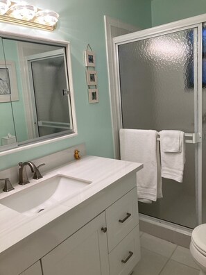 Dusche, Haartrockner, Handtücher, Seife
