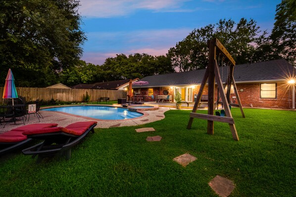 Alberca al aire libre y alberca climatizada