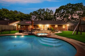 Alberca al aire libre y alberca climatizada