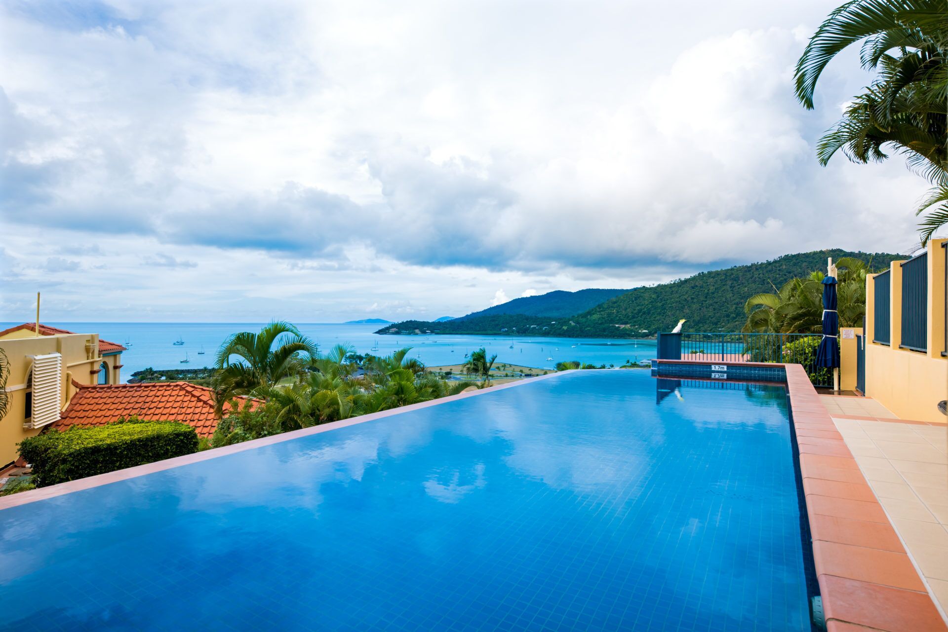 2 Bedroom Apartment overlooking Airlie Beach and The Whitsunday Islands...