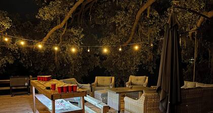 Pet friendly, beautiful lakefront property that sleeps up to 15 people