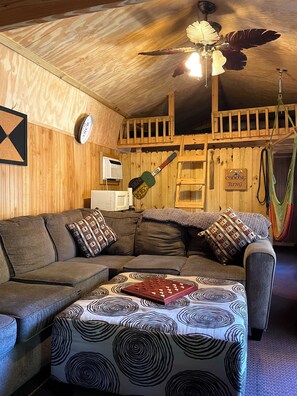 Smart TV, chimenea, reproductor de DVD y futbolito 