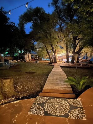 Property grounds - Pet friendly, beautiful lakefront property that sleeps up to 15 people (Chipley)