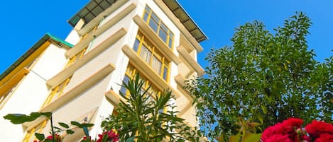 Vista frontal de la propiedad