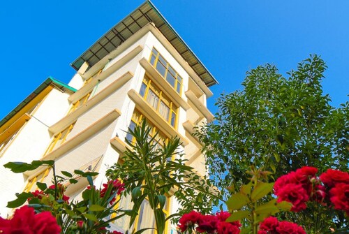 Goroomgo New Ambika Mall Road Manali