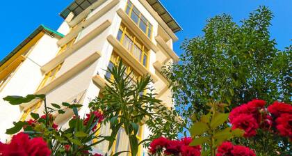 Goroomgo New Ambika Mall Road Manali