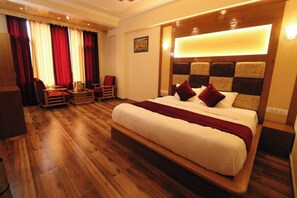 Deluxe Double Room, Hill View | Egyptian cotton sheets, premium bedding, down duvets, memory-foam beds - Goroomgo New Ambika Mall Road Manali (Manali)