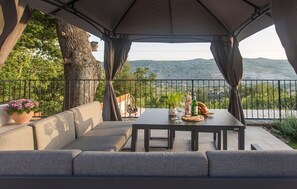 Outdoor dining - Gorgeous home in Srinjine with kitchen (Srinjine)