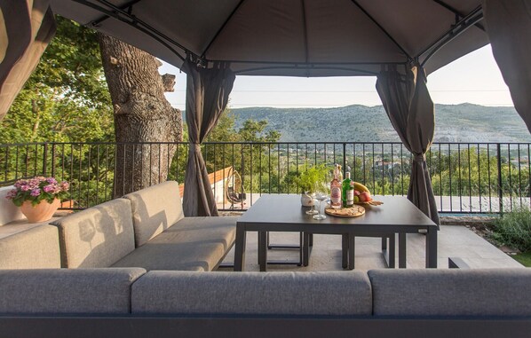 Outdoor dining - Gorgeous home in Srinjine (Srinjine)