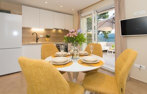 Interior - Gorgeous home in Srinjine with kitchen (Srinjine)